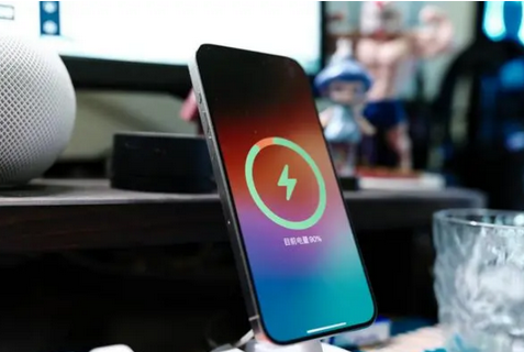 滨州苹果15换屏服务分享用什么充电器给iPhone15充电更好 